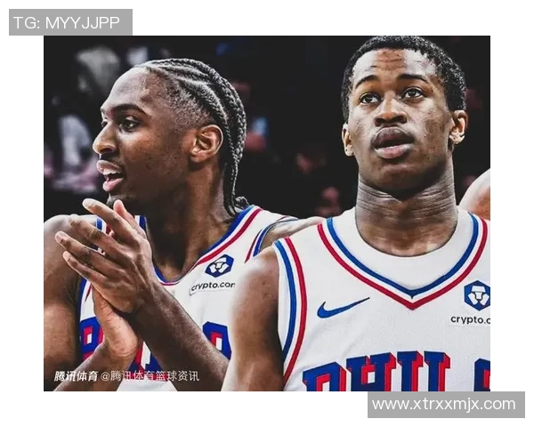 外国球迷模仿NBA巨星技巧踢足球展现超凡运动天赋与创意 外国球迷模仿NBA巨星技巧踢足球展现超凡运动天赋与创意